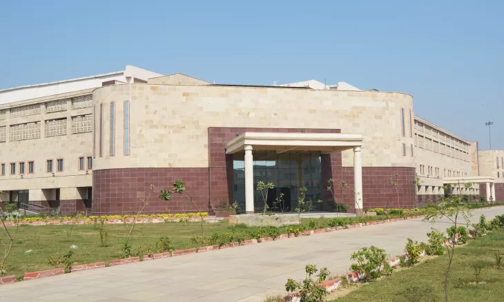building contractors in noida